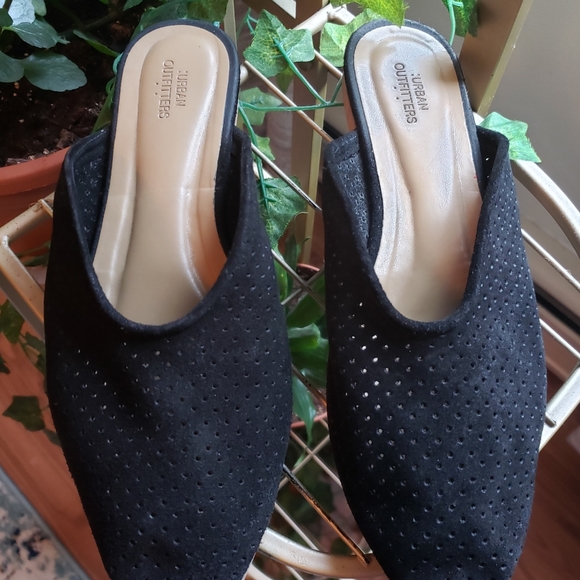 Urban Outfitters Black Suede Slides Flat Shoes 7.5 Almond Toe - Picture 4 of 8